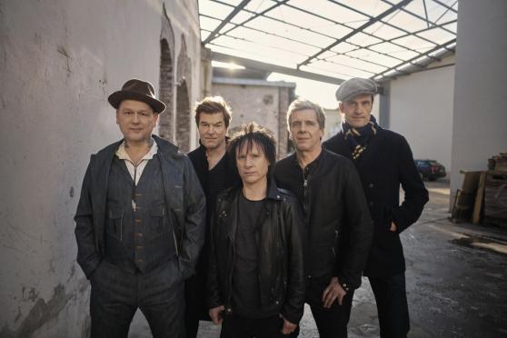 Die Toten Hosen mit gehörigem Support